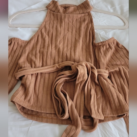 NWT Lavish Alice - Ribbed Camel Cut Out Shoulder - Women's Top Size Large - Picture 2 of 8